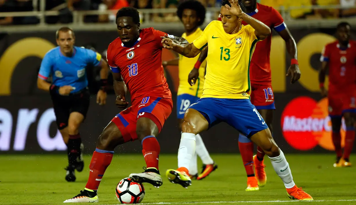 Gelandang Haiti Jeff Louis (kiri) berusaha melewati bek Brasil, Marquinhos pada penyisihan grup Copa America Centenario 2016 di Stadion Camping World, AS (9/6). Brasil menang atas Haiti dengan skor 7-1. (Kim Klement-USA TODAY Sports)