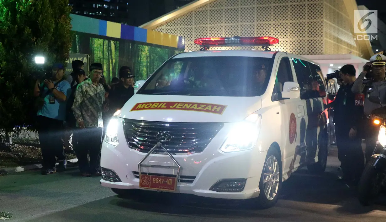 Mobil membawa peti jenazah Presiden RI ke-3 BJ Habibie di Rumah Duka RSPAD, Jakarta, Rabu (11/9/2019). Peti jenazah BJ Habibie diselimuti bendera Merah Putih dan ditandu hingga masuk ke mobil jenazah menuju rumah duka Patra Kuningan. (Liputan6.com/Helmi Fithriansyah)