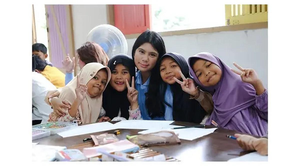 6 Potret Almira Yudhoyono Jadi Volunteer di Rumah Pintar Cikeas, Ramadhan Penuh Makna