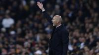 Pelatih Real Madrid, Zinedine Zidane menginstruksikan pemainnya saat bertanding melawan Galatasaray pada pertandingan Grup A Liga Champions di stadion Santiago Bernabeu, Spanyol (6/11/2019). Madrid menang telak 6-0 atas Galatasaray. (AP Photo/Manu Fernandez)