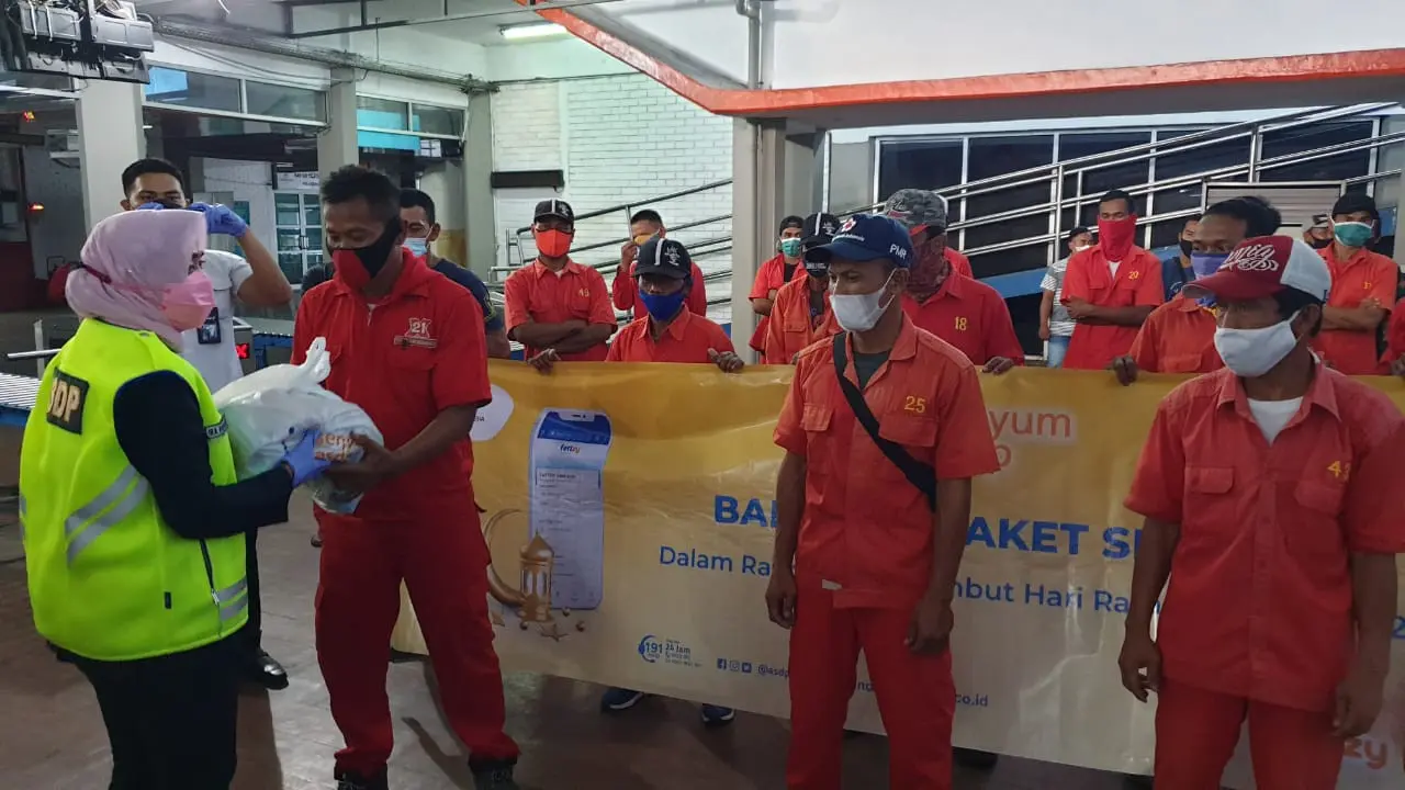 PT ASDP Indonesia Ferry (Persero) menyalurkan 5.819 paket sembako kepada masyarakat di 7 pelabuhan
