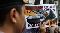 Massa Kabar Bumi dan JBMI membawa poster saat berunjuk rasa menuntut keadilan untuk TKI Adelina Sau di depan Kedutaan Besar Malaysia, Jakarta, Senin (29/4/2019). Adelina yang berprofesi sebagai asisten rumah tangga meninggal dunia diduga akibat disika pada 11 Februari 2018. (Liputan6.com/JohanTallo)