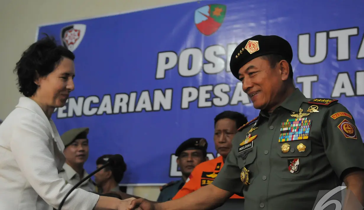Perwakilan negara sahabat mengapresiasi kinerja Pemerintah Indonesia dalam upaya pencarian pesawat AirAsia QZ8501, Pangkalan Bun, Kalteng, Selasa (6/1/2015). (Liputan6.com/Herman Zakharia)