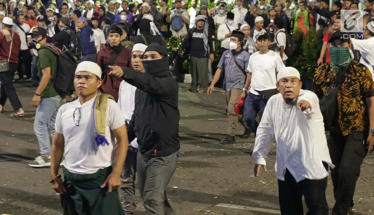 Peserta aksi massa Gerakan Nasional Kedaulatan Rakyat saat membubarkan diri usai unjuk rasa di depan Gedung Bawaslu, Jakarta, Selasa (21/5/2019). Dalam aksinya, mereka meminta Bawaslu memeriksa hasil Pemilu 2019 yang dinilai banyak kecurangan. (Liputan6.com/Helmi Fithriansyah)