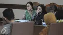 Terdakwa kasus dugaan suap proyek pada Kementerian Pekerjaan Umum dan Perumahan Rakyat, Dessy Ariyanti Edwin (kiri) dan Julia Prasetyarini (tengah) menjalani persidangan di Pengadilan Tipikor, Jakarta, Kamis (21/7). (Liputa6.com/Helmi Afandi)