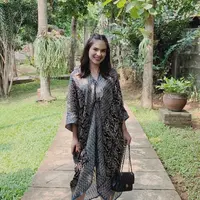 Pecinta style etnik bisa sontek kaftan midi motif batik kombinasi ini. Biar kelihatan glamor, coba padukan dengan gladiator heels warna nude! (Instagram/steffizamoraaa).