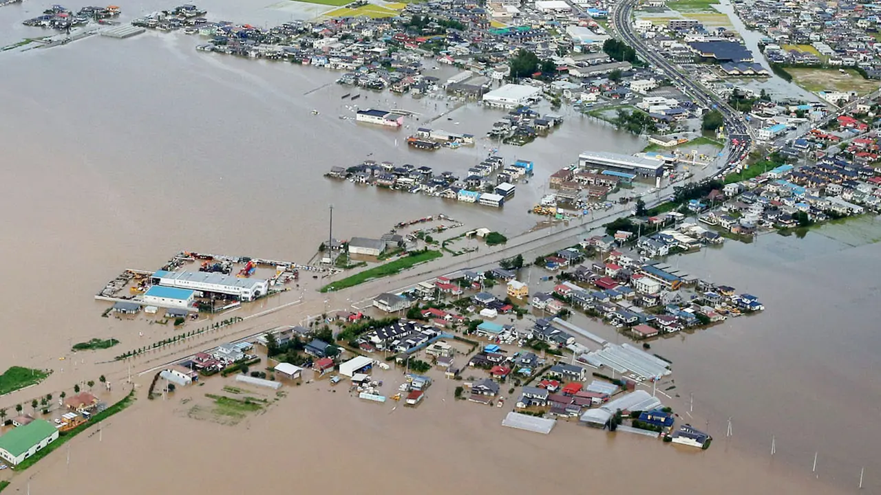 Di Balik Foto Dramatis Penyelamatan Korban Banjir Jepang**