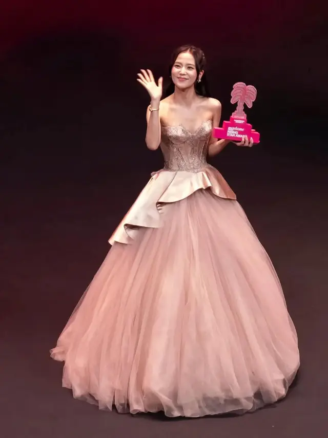 Jisoo BLACKPINK Tampil Bak Princess di Pink Carpet Cannes Series International Festival, Jadi Artis Asia Pertama Raih Penghargaan