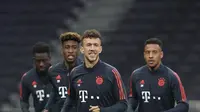 Gelandang Bayern Munchen, Ivan Perisic (depan) melakukan pemanasan saat sesi latihan tim di Tottenham Hotspur Stadium, London (30/9/2019). Munchen akan bertanding melawan tuan rumah Tottenham Hotspur pada grup B Liga Champions. (AP Photo/Tess Derry)