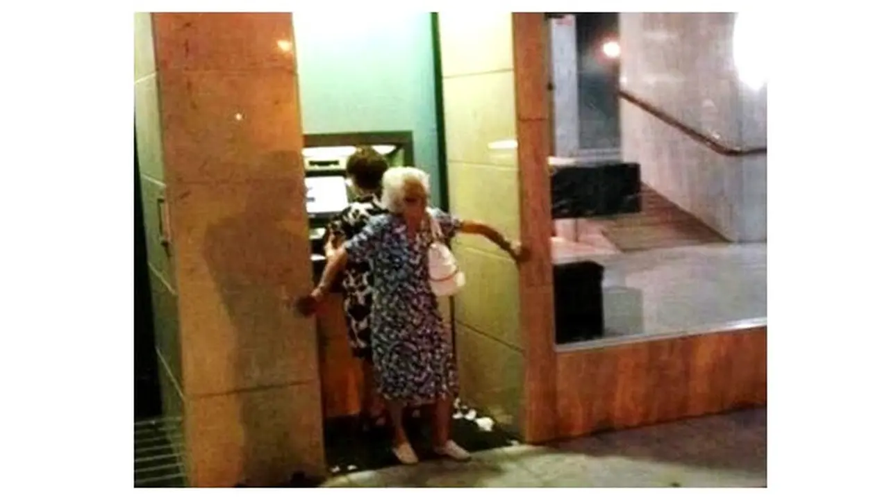 7 Aksi Kocak Nenek yang Bikin Cucunya Auto Kesal