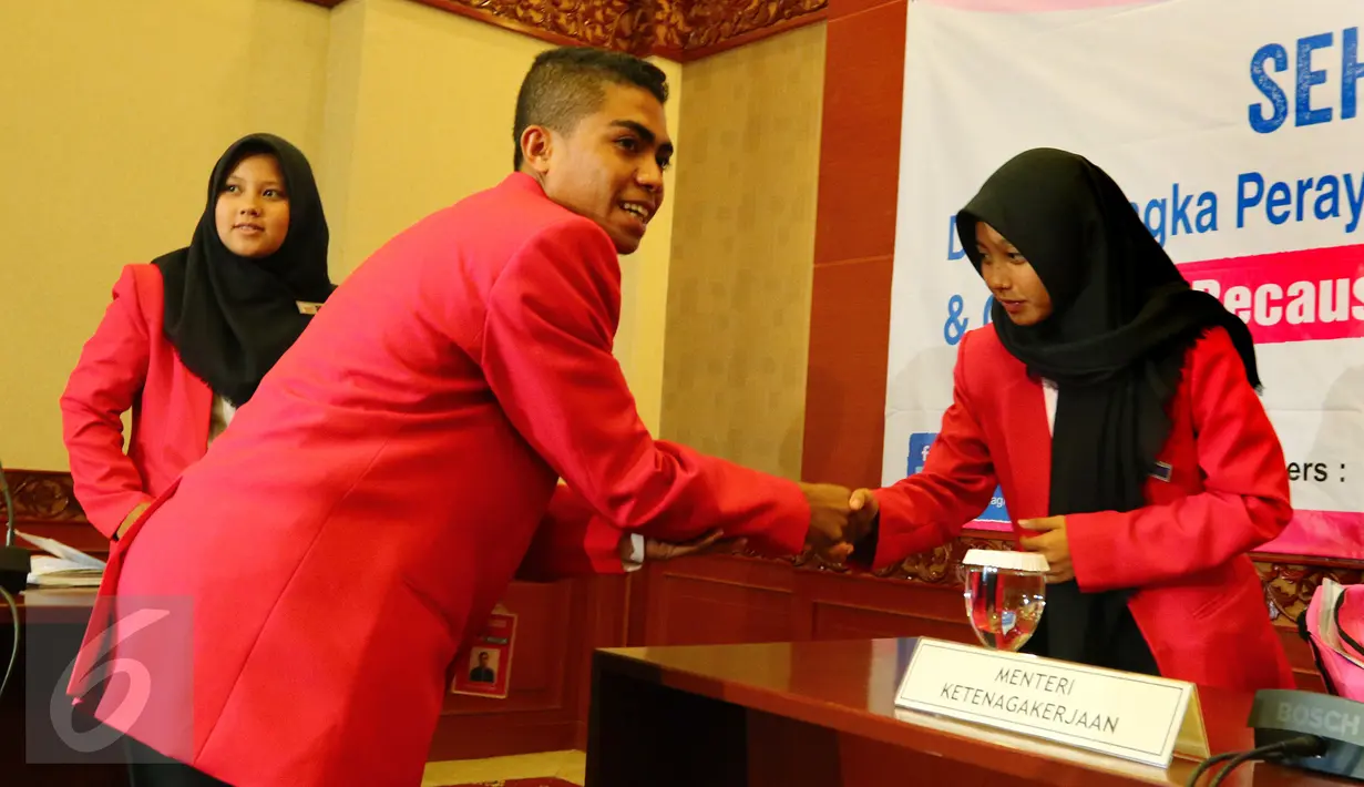 Seorang siswa yang berperan sebagai Dirjen berjabat tangan dengan Menaker usai memimpin raker di Kemenaker, Jakarta, Selasa (11/10). Hasil rapat akan diserahkan ke menteri yang sesungguhnya sebagai rekomendasi. (Liputan6.com/Fery Pradolo)