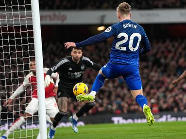 Pemain West Ham United Jarrod Bowen (tengah) menjaga bola tetap hidup saat melawan Arsenal pertandingan sepak bola Liga Inggris di Emirates Stadium, London, Inggris, Kamis (28/12/2023). (AP Photo/Alastair Grant)