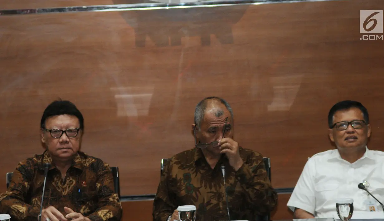 Menteri Dalam Negeri Tjahjo Kumolo bersama Ketua KPK Agus Rahardjo dan Sekretaris Menteri PAN-RB, Dwi Wahyu Atmaji memberikan keterangan terkait banyaknya anggota DPRD yang terlibat kasus korupsi, di Jakarta, Selasa (4/9). (Merdeka.com/Dwi Narwoko)