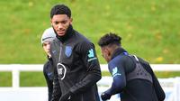 Bek Inggris Joe Gomez (tengah) saat berlatih jelang menghadapi Montenegro pada babak kualifikasi Grup A Piala Eropa 2020 di St George's Park, Burton-on-Trent, Inggris, Selasa (12/11/2019). Inggris akan menjamu Montenegro di Stadion Wembley pada 15 November 2019. (Paul ELLIS/AFP)