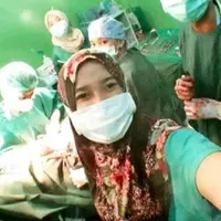 Apa tanggapanmu tentang petugas medis yang selfie di ruang operasi ini?