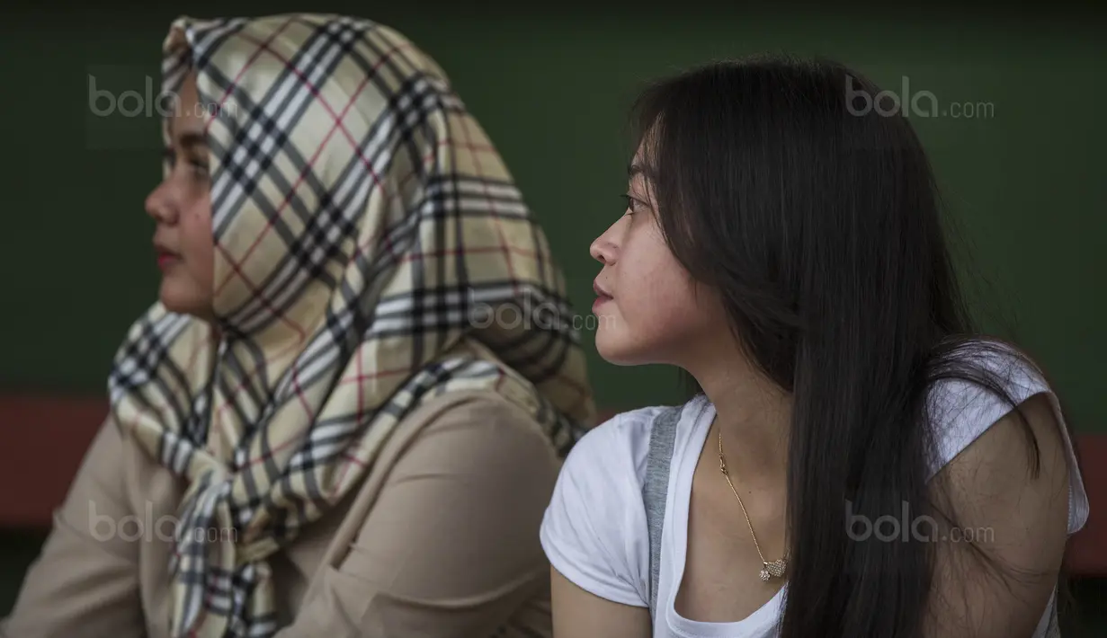 Pacar dari Muhammad Hargianto, Maureen Gania (kiri) dan kekasih Hansamu Yama, Zakiera Nisha, datang menonton latihan Timnas Indonesia U-22 di Lapangan SPH Karawaci, Banten, Jumat (11/8/2017). (Bola.com/Vitalis Yogi Trisna)