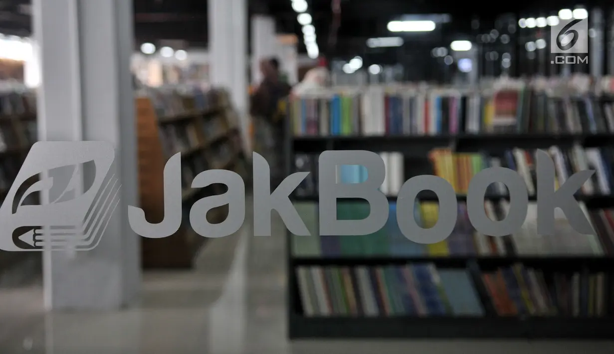 Suasana pasar buku Jakbook yang terletak di Pasar Kenari, Jakarta Pusat, Selasa (30/4/2019). Buku-buku yang dijual di Jakbook, baik lokal atau impor, lebih murah 30 persen dibanding harga di toko buku lain. (merdeka.com/Iqbal S. Nugroho)