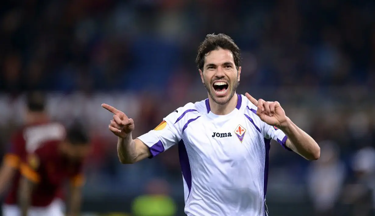Bek Fiorentina, Jose Basanta merayakan selebrasi usai mencetak gol ke gawang AS Roma  pada leg kedua 16 besar Liga Europa di Stadio Olimpico, Roma, Italy (19/3/2015). AS Roma Kalah 0-3 atas Fiorentina. ( AFP PHOTO/Fillipo Monteforte)