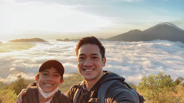 7 Momen Nana Mirdad dan Andrew White Liburan di Gunung Batur, Mendaki Bareng Anak