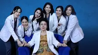 Carla Permana, owner salah satu klinik kecantikan yang sudah memiliki empat cabang di Jakarta dan Tangerang. (Dok IST) bersama tim dokternya. (Dok IST)