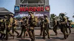 Personel dari Korps Marinir Tentara Nasional Indonesia Angkatan Laut (TNI AL) bersama Angkatan Pertahanan Australia (ADF) saat latihan militer bersama yang diberi nama Keris Woomera, di pantai Banongan, Situbondo, Jawa Timur, Rabu 13 November 2024. (JUNI KRISWANTO/AFP)