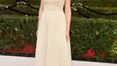 Kirsten Dunst datang ke ajang penghargaan SAG Awards 2017 dengan gaun ivory yang manis dengan detail garis mempercantik tampilannya. Gaun putih ini sendiri berasal dari brand Dior. (Jordan Strauss/Invision/AP)