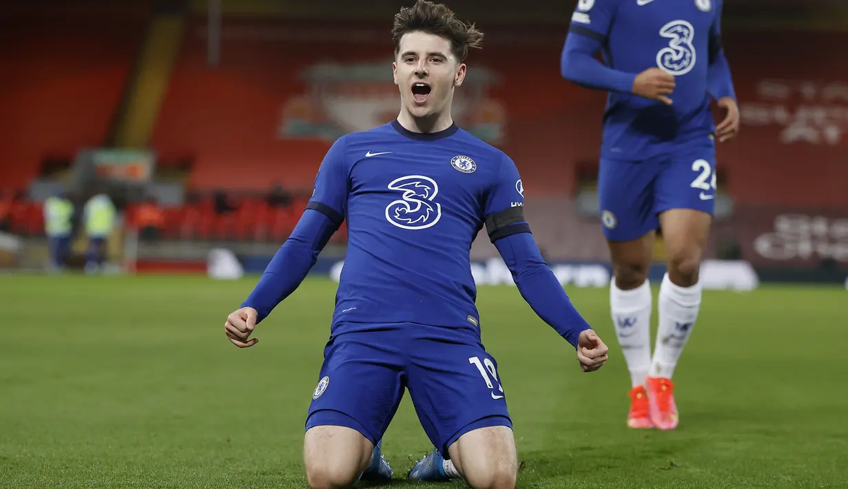 Gelandang Chelsea, Mason Mount bersebrasi setelah mencetak gol pembuka untuk timnya ke gawang Liverpool pada matchday ke-27 Liga Primer Inggris di Anfield, Jumat (05/03) dini hari WIB. Chelsea mempermalukan tuan rumah yang juga juara bertahan Liverpool 1-0. (Phil Noble, Pool via AP)