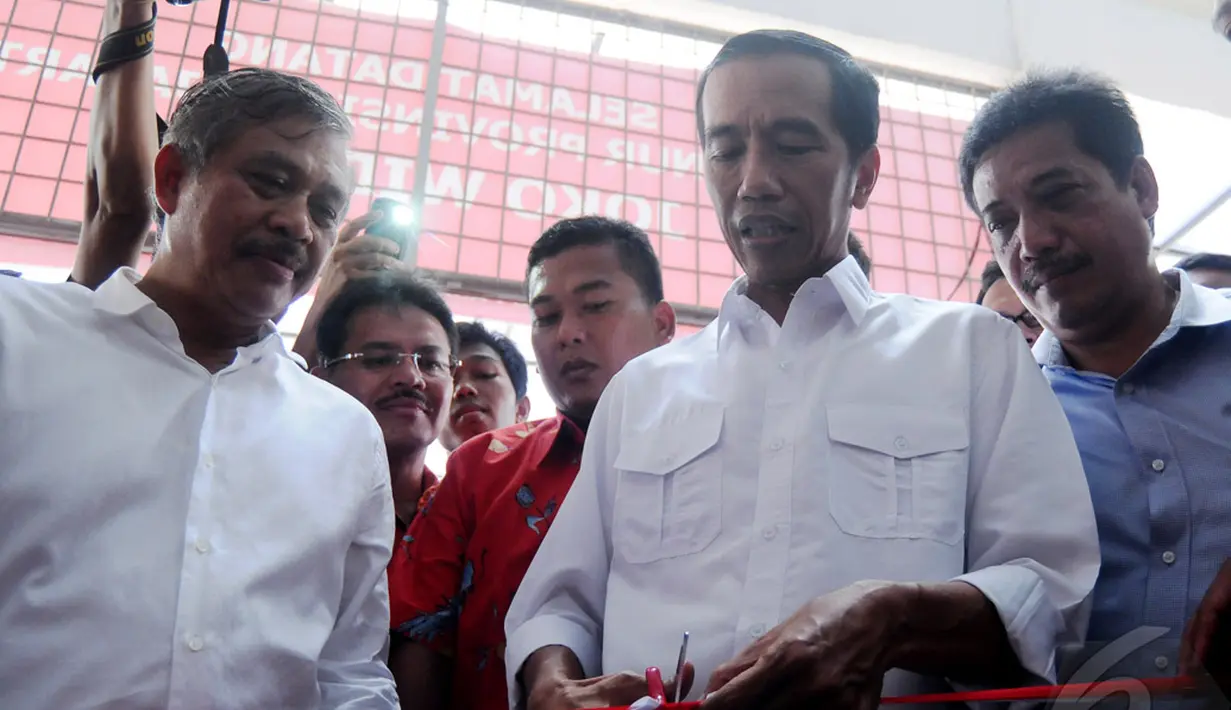 Gubernur DKI Jakarta Joko Widodo menggunting pita saat meresmikan Pasar Pos Pengumben, Jakarta Barat, Selasa (20/5/2014) (Liputan6.com/Andrian M Tunay).