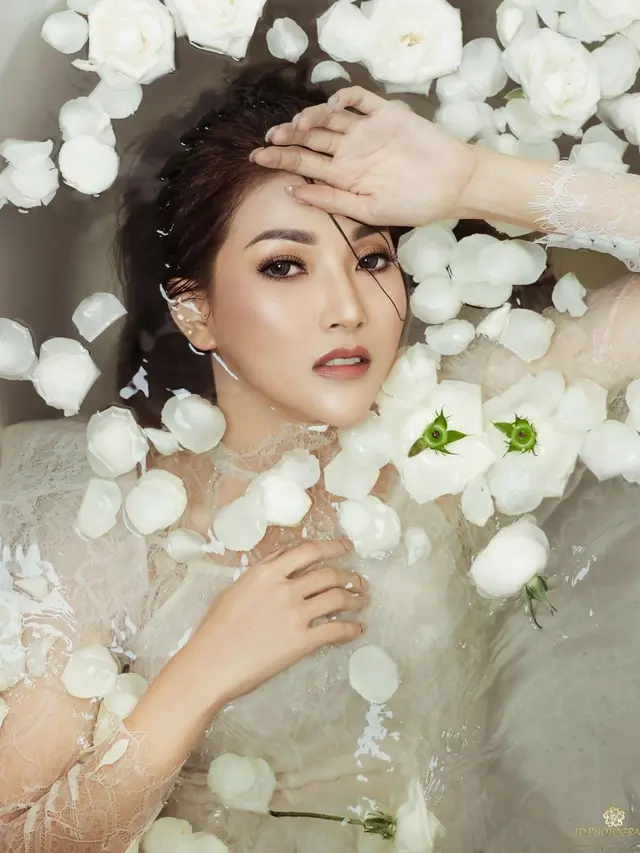 6 Gaya Pemotretan Terbaru Sarwendah, Berpose di Dalam Air