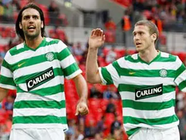 Striker Celtic, Georgios Samaras dan Chris Killen merayakan gol timnya ke gawang Tottenham Hotspur di ajang Wembley Cup yang digelar di Wembley Stadium, London Barat, 26 Juli 2009. AFP PHOTO/Ian Kington 