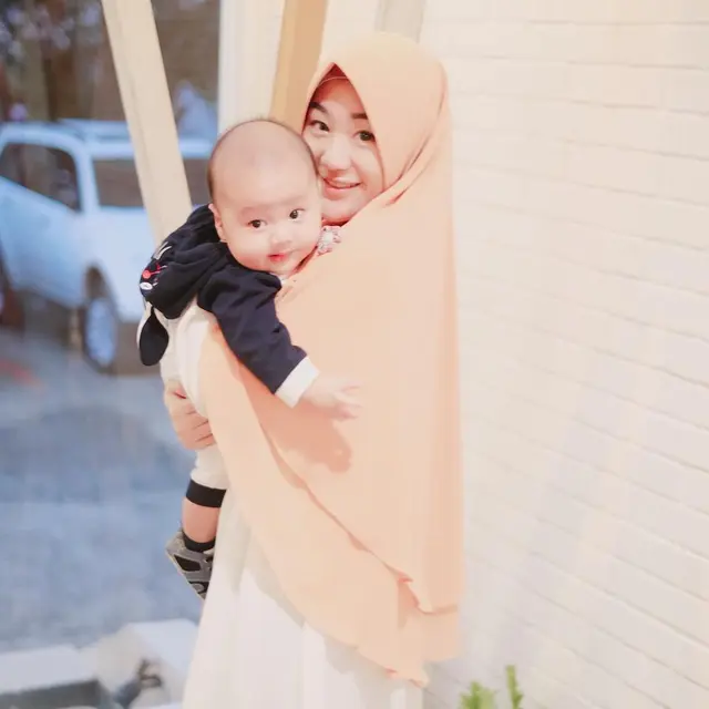 Hamil Anak Pertama Ikram Rosadi, Ini 6 Potret Lawas Larissa Chou Momong Yusuf Bayi