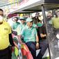 Menpora RI, Zainudin Amali dan Ketua PSSI, Mochamad Iriawan menaiki mobil saat&nbsp;parade peluncuran&nbsp;maskot Piala Dunia U-20 2023 di Bundaran HI, Jakarta, Minggu (18/9/2022). (Bola.com/M Iqbal Ichsan)