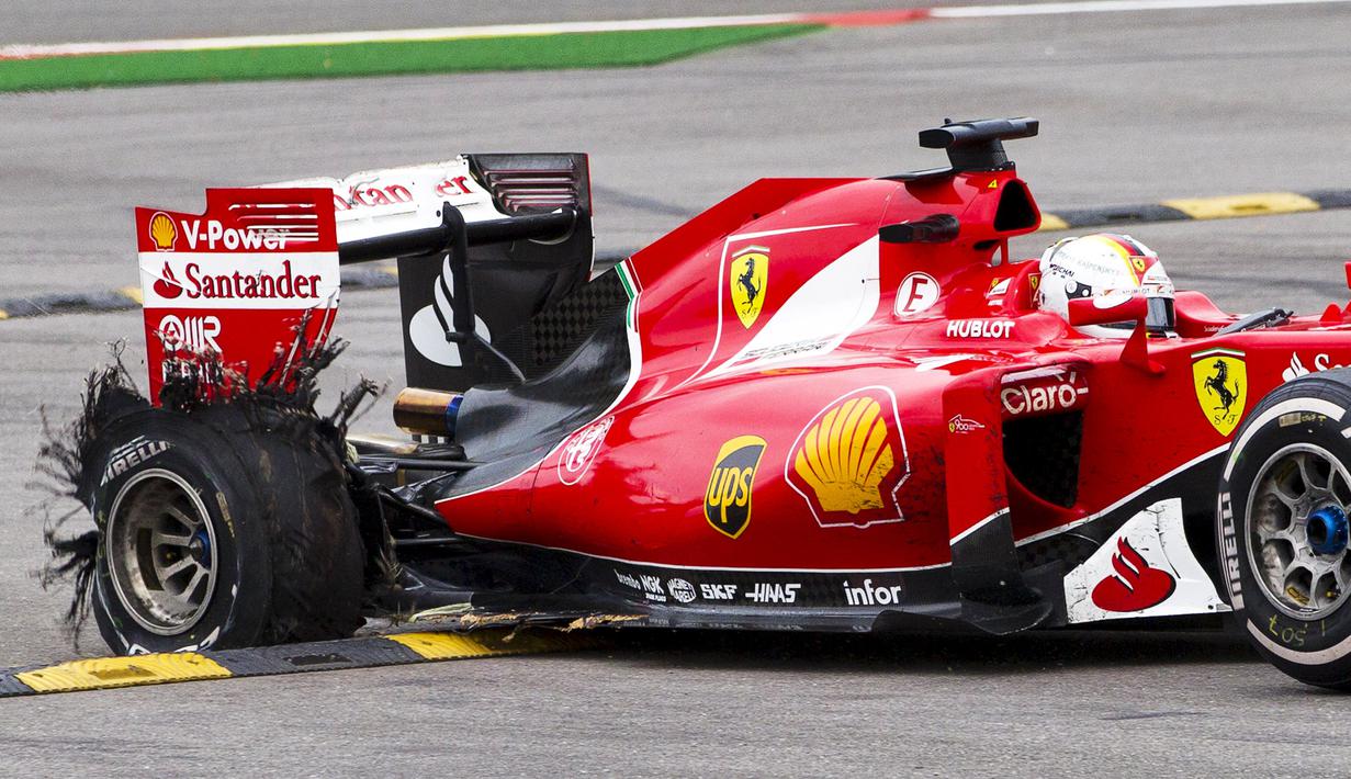 Pebalap Ferrari, Sebastian Vettel, menyetir mobilnya ke tempat yang aman setelah ban mobilnya pecah dalam F1 GP Belgia di Sirkuit Spa-Francorchamps, Belgia. (23/8/2015). (Reuters/Michael Kooren)