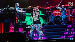 Vokalis Guns N' Roses, Axl Rose tampil pada konser Guns N' Roses “Not In This Lifetime” Tour in Jakarta 2018 di Stadion GBK, Jakarta, Kamis (8/11). Mereka membawa lagu seperti Welcome to The Jungle, Paradise City, Petience. (Liputan6.com/Faizal Fanani)