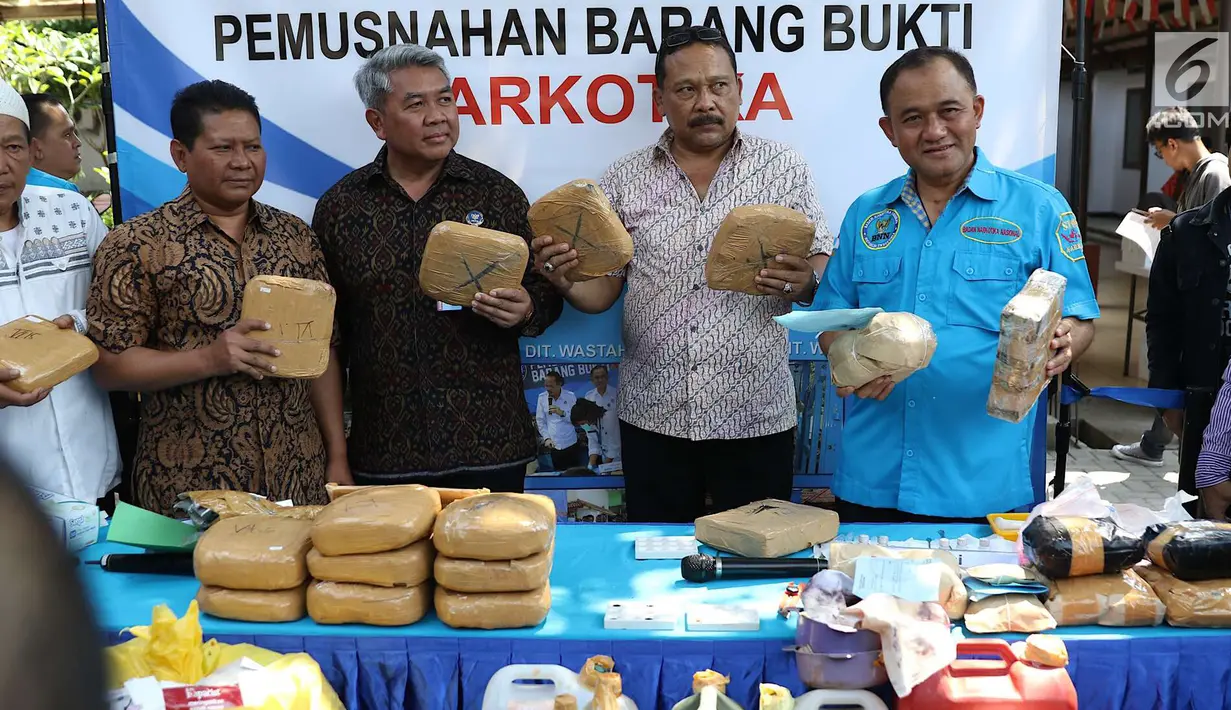 Kepala BNN Irjen Pol Heru Winarko menunjukkan barang bukti kasus narkotika sebelum dimusnahkan di Gedung BNN, Jakarta, Jumat (7/9). Di antaranya 2.223,4 gram sabu, 24.819 butir ekstasi, dan 37.408 ml prekursor cair. (Liputan6.com/Immanuel Antonius)