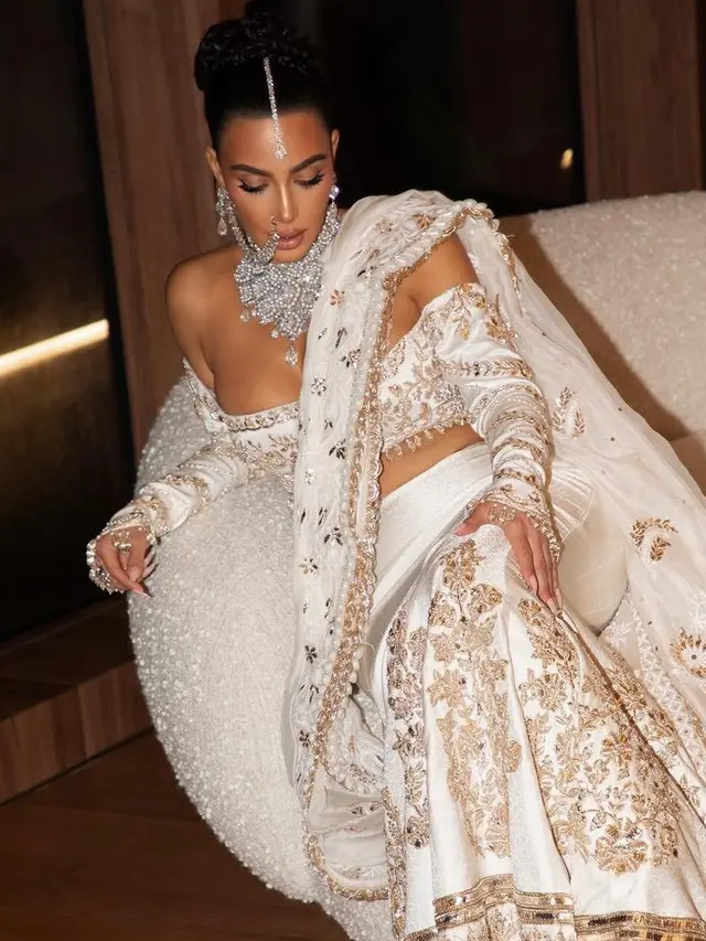 Busana Kim Kardashian di Pernikahan Anant Ambani dan Radhika Merchant. [@kimkardashian]