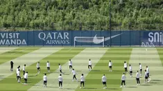 Para pemain Paris Saint-Germain (PSG) mengambil bagian dalam sesi latihan menjelang pertandingan leg kedua semifinal Liga Champions 2024/2025 melawan Arsenal, di tempat latihan klub di Poissy, sebelah barat Paris, pada 6 Mei 2025. (FRANCK FIFE/AFP)