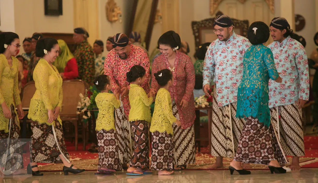 KGPAA Paku Alam X (tengah) menerima ucapan selamat dari tamu undangan pada upacara Tingalan Dalem PA X di Puro pakualaman,Yogyakarta, Selasa (26/4). Tingalan dalem merupakan upacara peringatan Hari Ulang tahun. (Boy Harjanto)