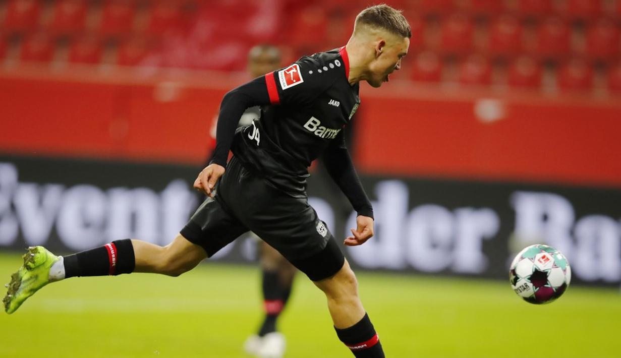 Pemain Bayer Leverkusen Florian Wirtz mencetak gol ke gawang Hoffenheim pada pertandingan Bundesliga di Leverkusen, Jerman, 13 Desember 2020. Bayer Leverkusen menggeser Bayern Munchen dari puncak klesemen usai mengalahkan Hoffenheim dengan skor 4-1. (THILO SCHMUELGEN/POOL/AFP)