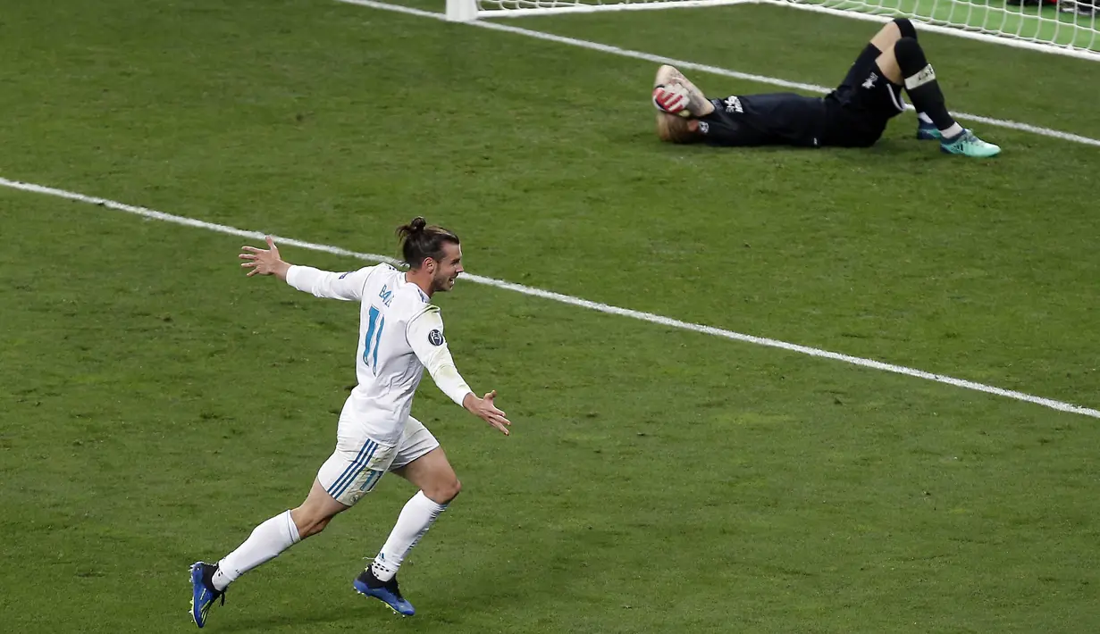 Penyerang Real Madrid, Gareth Bale, melakukan selebrasi usai mencetak gol ke gawang Liverpool pada laga final Liga Champions di Stadion NSC Olimpiyskiy, Kiev, Minggu (27/5/2018). Real Madrid menang 3-1 atas Liverpool. (AP/Darko Vojinovic)