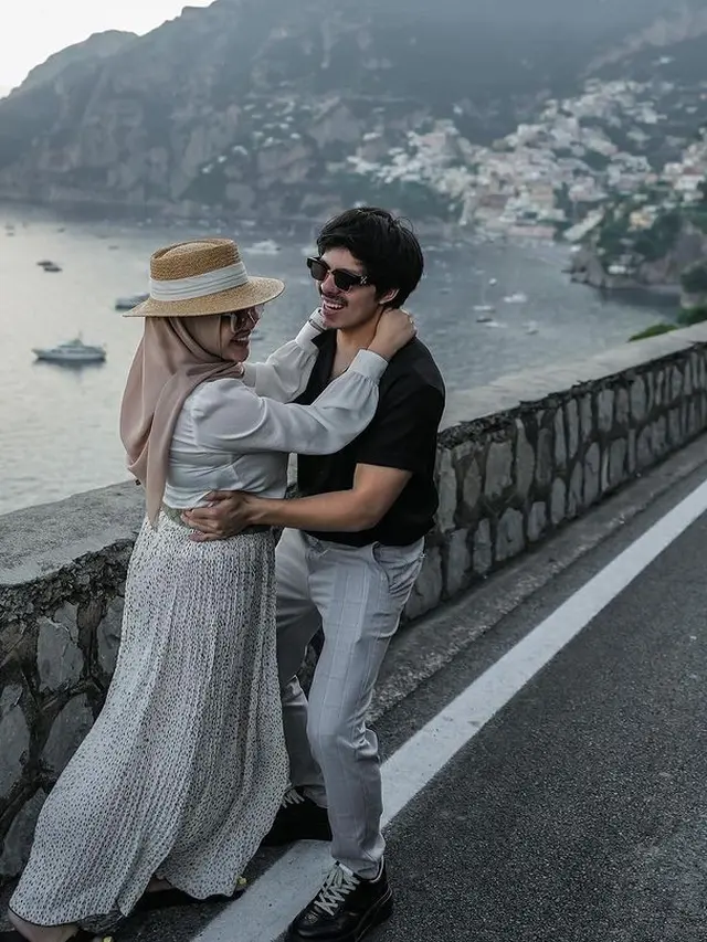 Potret Mesra Aurel Hermansyah dan Atta Halilintar saat berada di Italia. (Foto: Instagram/attahalilintar)