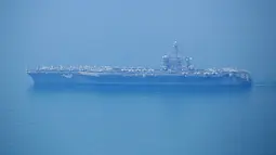 Kapal induk Amerika Serikat, USS Carl Vinson merapat ke pelabuhan Danang, Vietnam, Senin (5/3). Carl Vinson dan kapal-kapal pendampingnya yang membawa 5.500 pelaut akan  melakukan pemberhentian resmi selama empat hari di kota Danang. (AP/Hau Dinh)