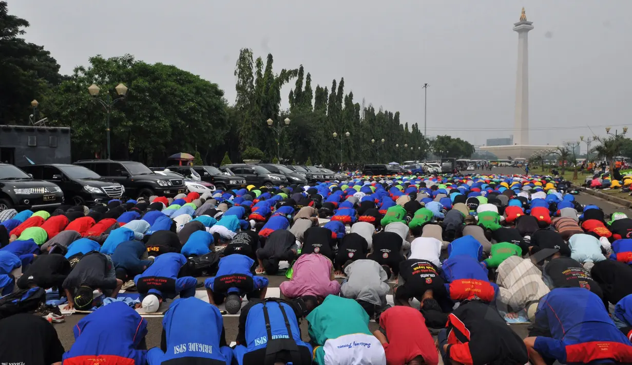 Ribuan buruh melaksanakan salat Jumat di kawasan Monas, Jakarta, Jum'at (1/5/2015). Lebih dari 100.000 buruh ikut dalam aksi May Day. (Liputan6.com/Andrian M Tunay) 