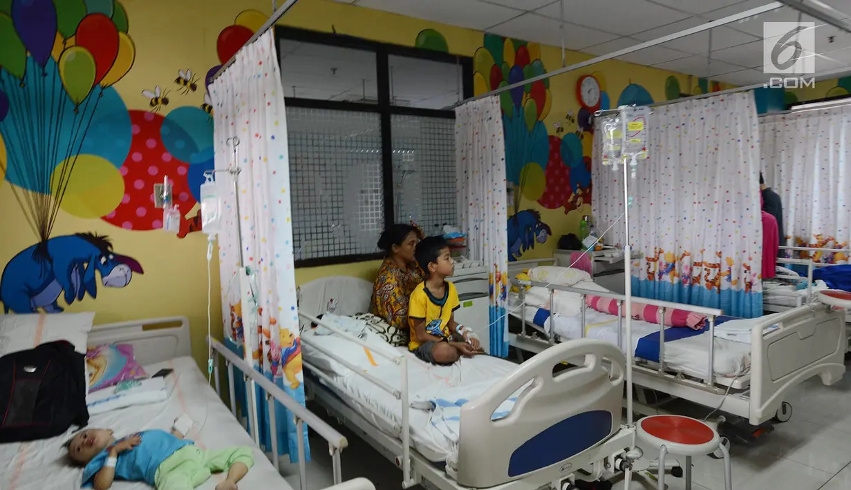 Seorang ibu menjaga anaknya yang terserang Demam Berdarah Dengue (DBD) yang dirawat di Rumah Sakit Umum Daerah (RSUD) Pasar Rebo, Jakarta, Jumat (1/2). Dalam sebulan ini, RSUD Pasar Rebo sudah menerima 88 pasien. (Merdeka.com/Imam Buhori)