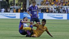 Tekel keras Putu Gede asal  Bhayangkara FC terhadap Keigo Higashi gelandang FC Tokyo dalam laga persahabatan di Stadion Utama Gelora Bung Karno, Senayan Jakarta pada Sabtu (27/1/2018).  (Bola.com/Peksi Cahyo)