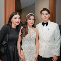 Sarwendah memilih tampil simpel namun tetap berkelas dengan outfit serba hitam. Siluetnya yang clean dan minim detail memberikan kesan modern. [@sarwendah29].