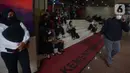 Pegawai berhamburan di luar Gedung Kemenkumham saat terjadi kebakaran, Jakarta, Kamis (8/12/2022). Ada 26 unit mobil dan 130 personel pemadam yang dikerahkan untuk memadamkan api di lokasi. (merdeka.com/Imam Buhori)