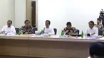 Presiden Joko Widodo (tengah) mendengarkan penjelasan saat mendatangi Kantor Pusat PLN (Persero) di Jakarta Selatan, Senin (5/8/2019). Kedatangan Jokowi untuk meminta penjelasan direksi PLN menyusul peristiwa pemadaman listrik di hampir seluruh Pulau Jawa. (Liputan6.com/Angga Yuniar)