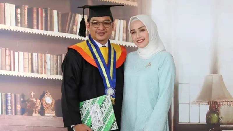 7 Momen Wisuda Pasha Ungu, Resmi Jadi Sarjana dan Didampingi Istri Tercinta