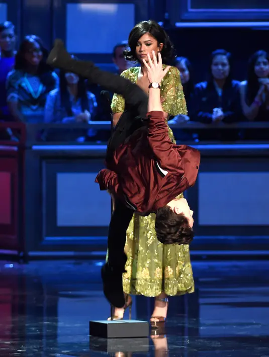 Aktor Tom Holland melakukan atraksi di atas panggung saat acara MTV Movie and TV Awards di Shrine Auditorium di Los Angeles, California, (7/5). (Photo by Chris Pizzello/Invision/AP)